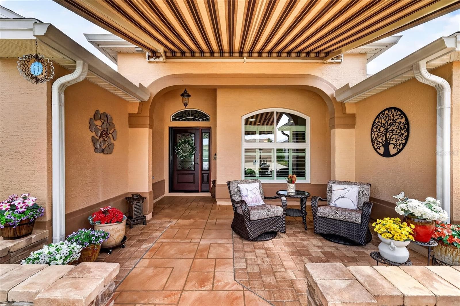 Electric retractable front sitting garden area. - 2653 DAY LILY RUN, THE VILLAGES