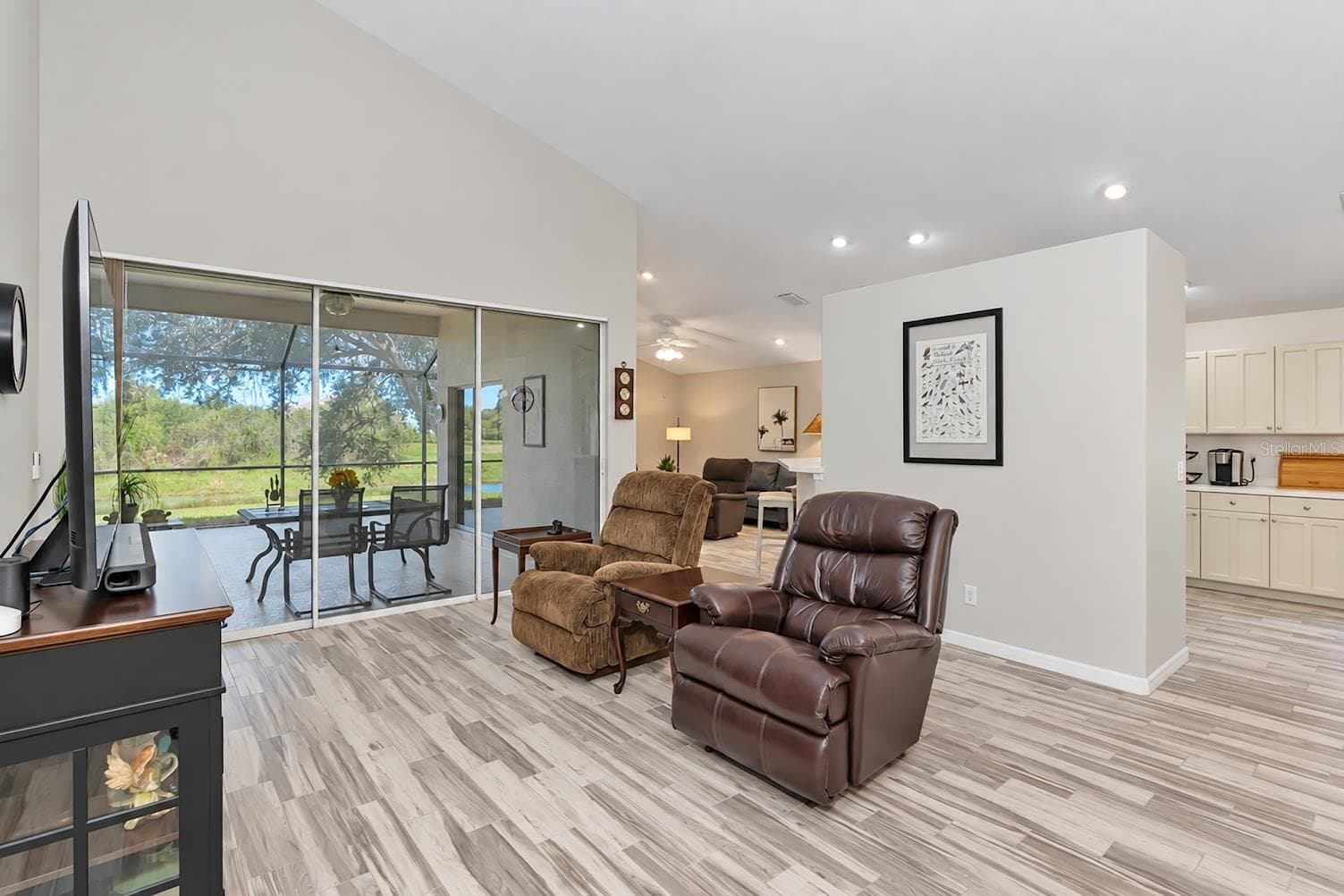 Living Room with vaulted 13' ceiling. - 5113 FLAGSTONE DR, SARASOTA