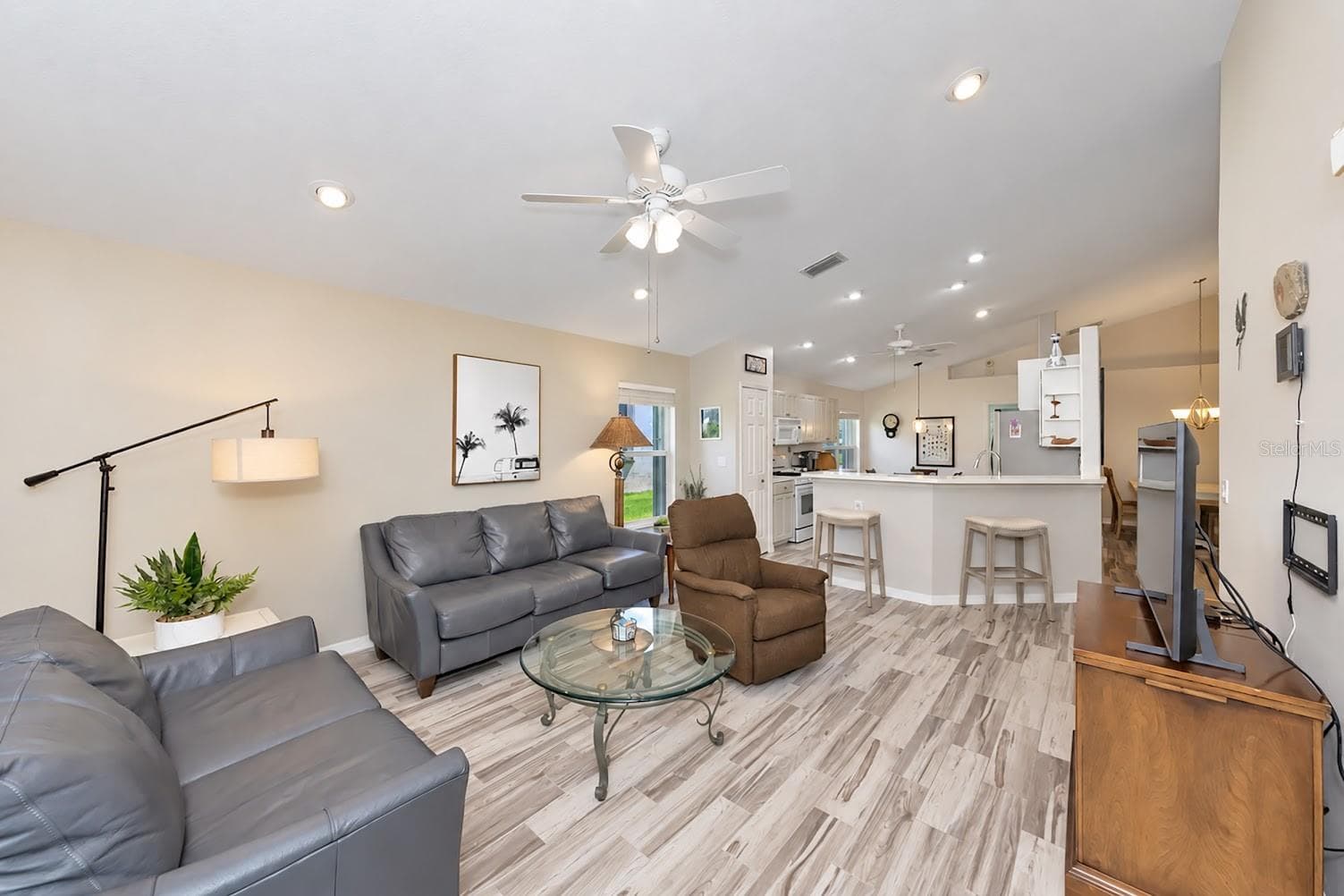 Family room open to kitchen and kitchen cafe. - 5113 FLAGSTONE DR, SARASOTA