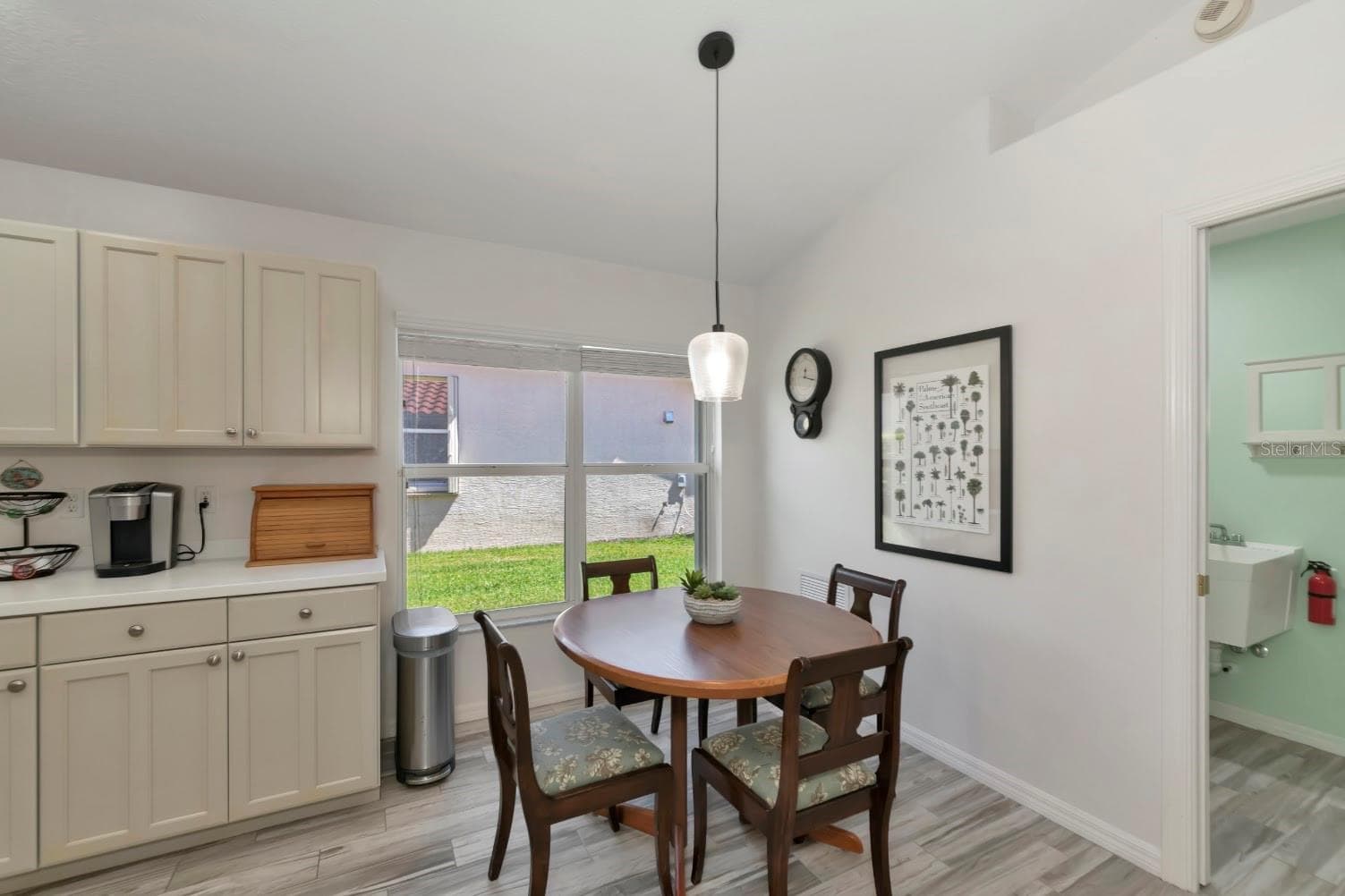Cozy dining/cafe area. - 5113 FLAGSTONE DR, SARASOTA