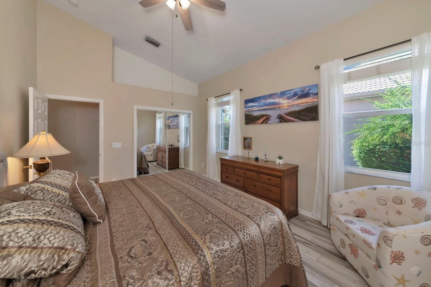 Primary suite, vaulted ceiling, & w/walk-in closet. - 5113 FLAGSTONE DR, SARASOTA