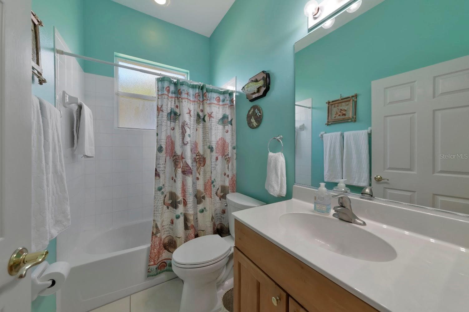 Guest bathroom between bedrooms 2 & 3. - 5113 FLAGSTONE DR, SARASOTA