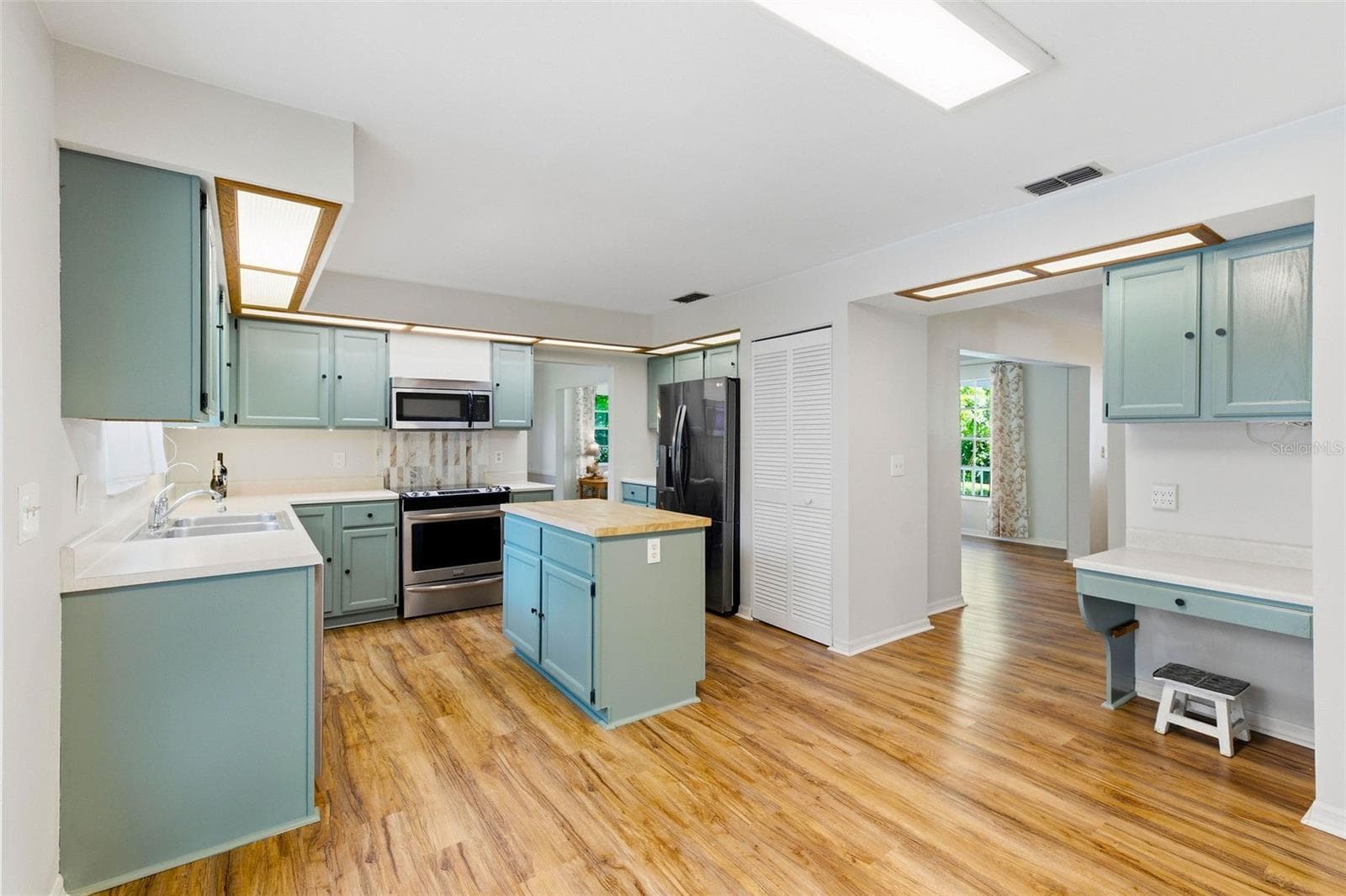 kitchen - 1304 TREETOP DR, PALM HARBOR