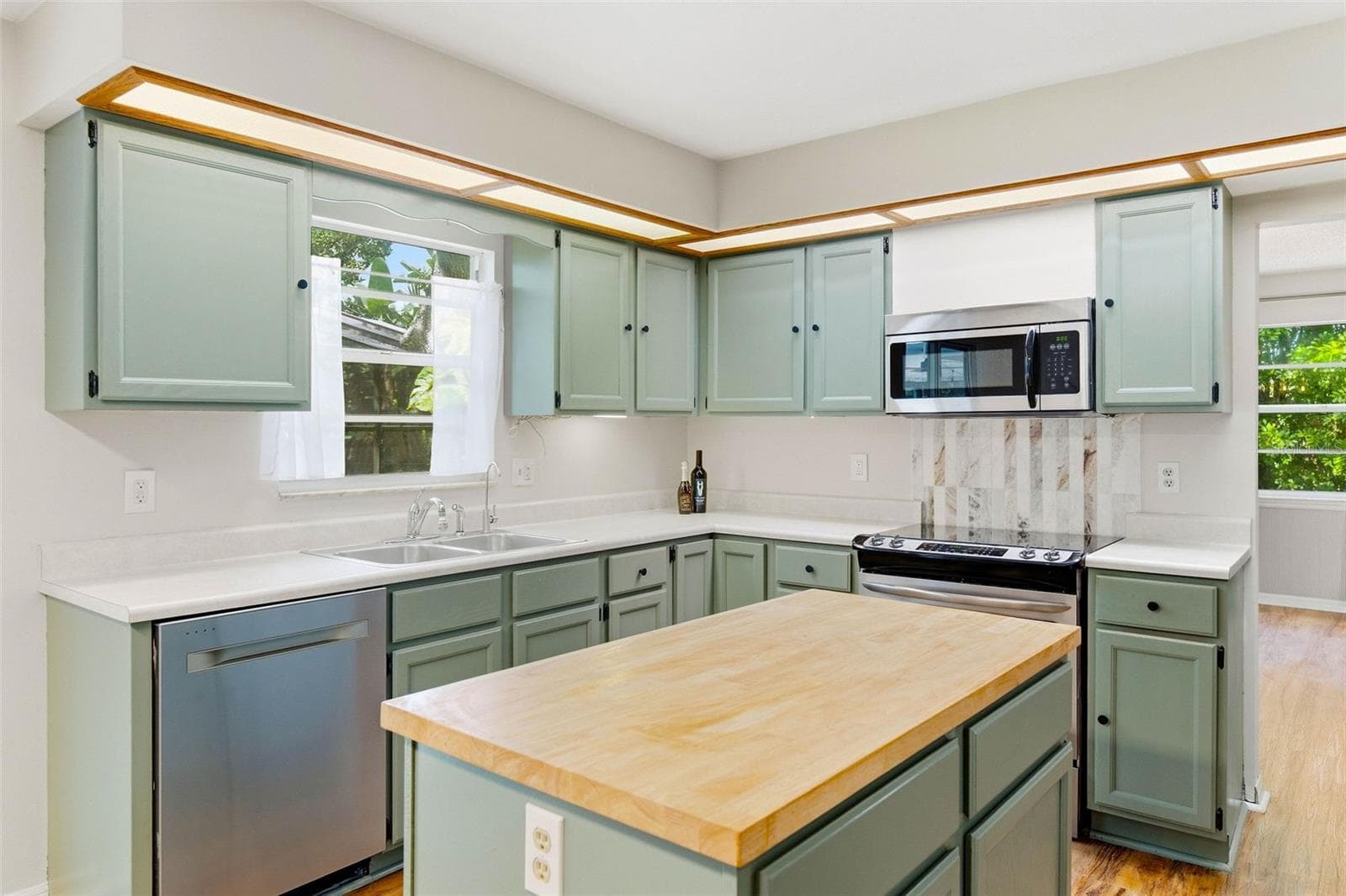 kitchen - 1304 TREETOP DR, PALM HARBOR