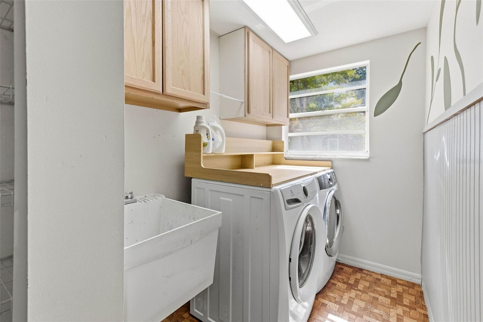laundry room - 1304 TREETOP DR, PALM HARBOR