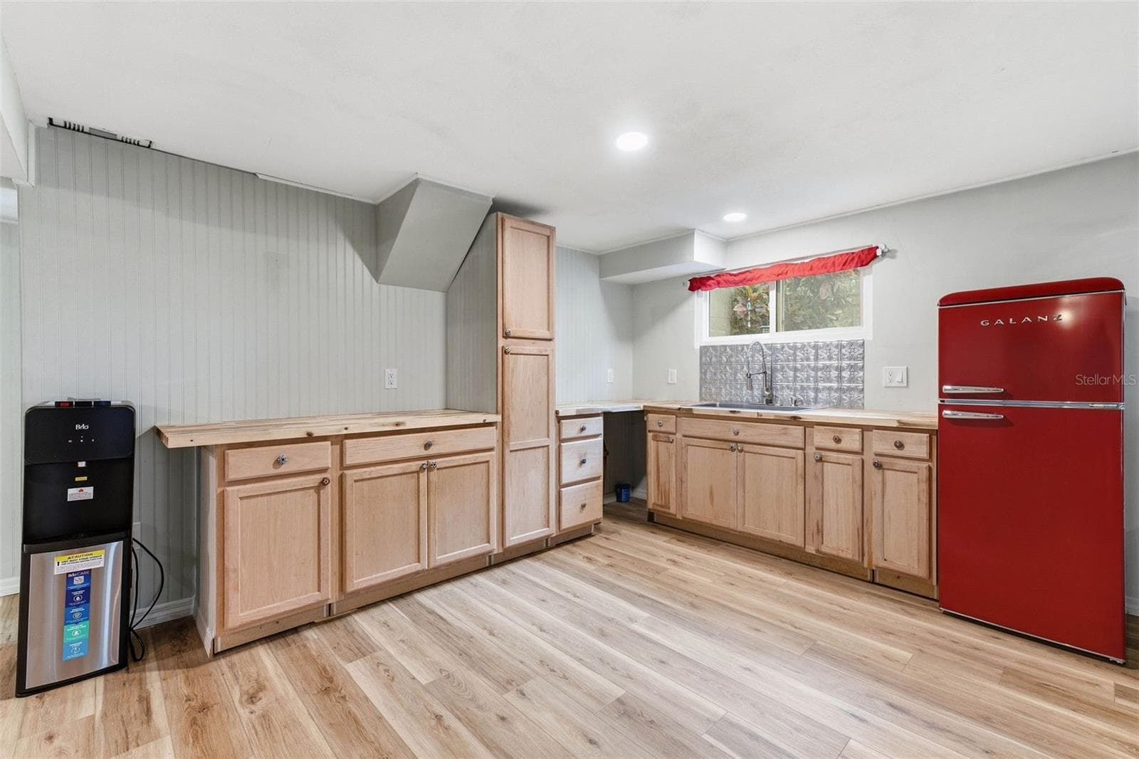mother in law suite kitchen - 1304 TREETOP DR, PALM HARBOR