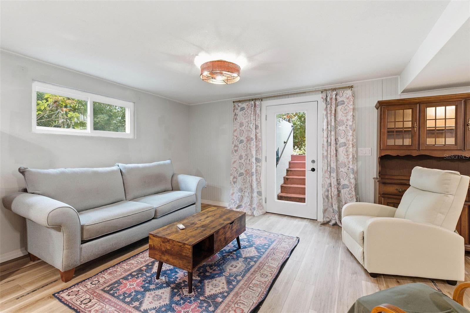 mother in law suite living room and walk out - 1304 TREETOP DR, PALM HARBOR