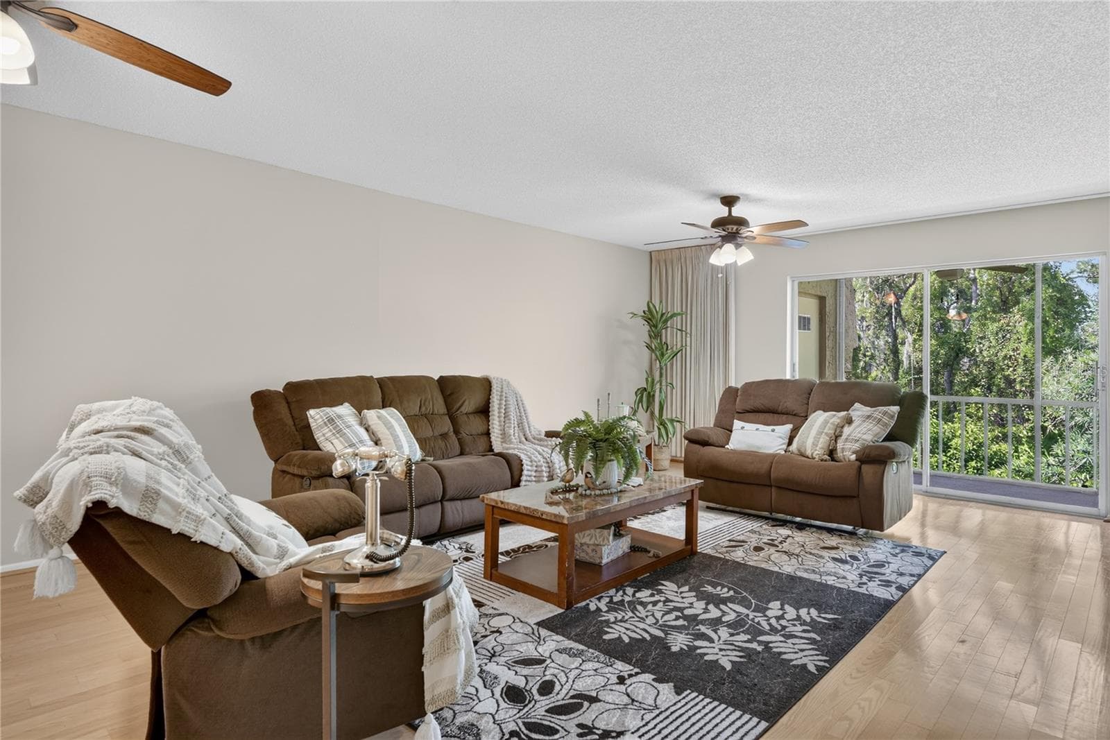Living room with sliding doors to the screened lanai. - 203 RUBENS DR #F, NOKOMIS