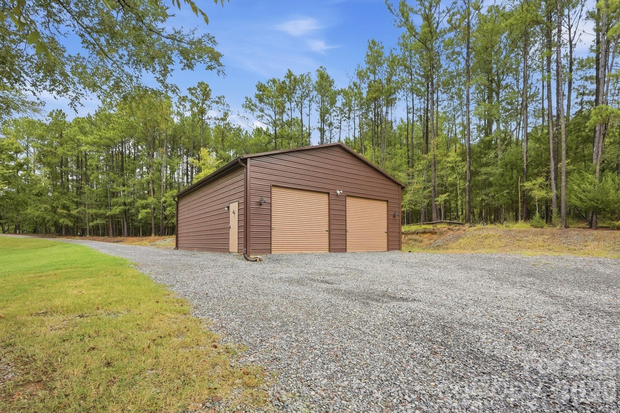 Detached Garage - Exterior - 2055 Tiger Paw Lane, York