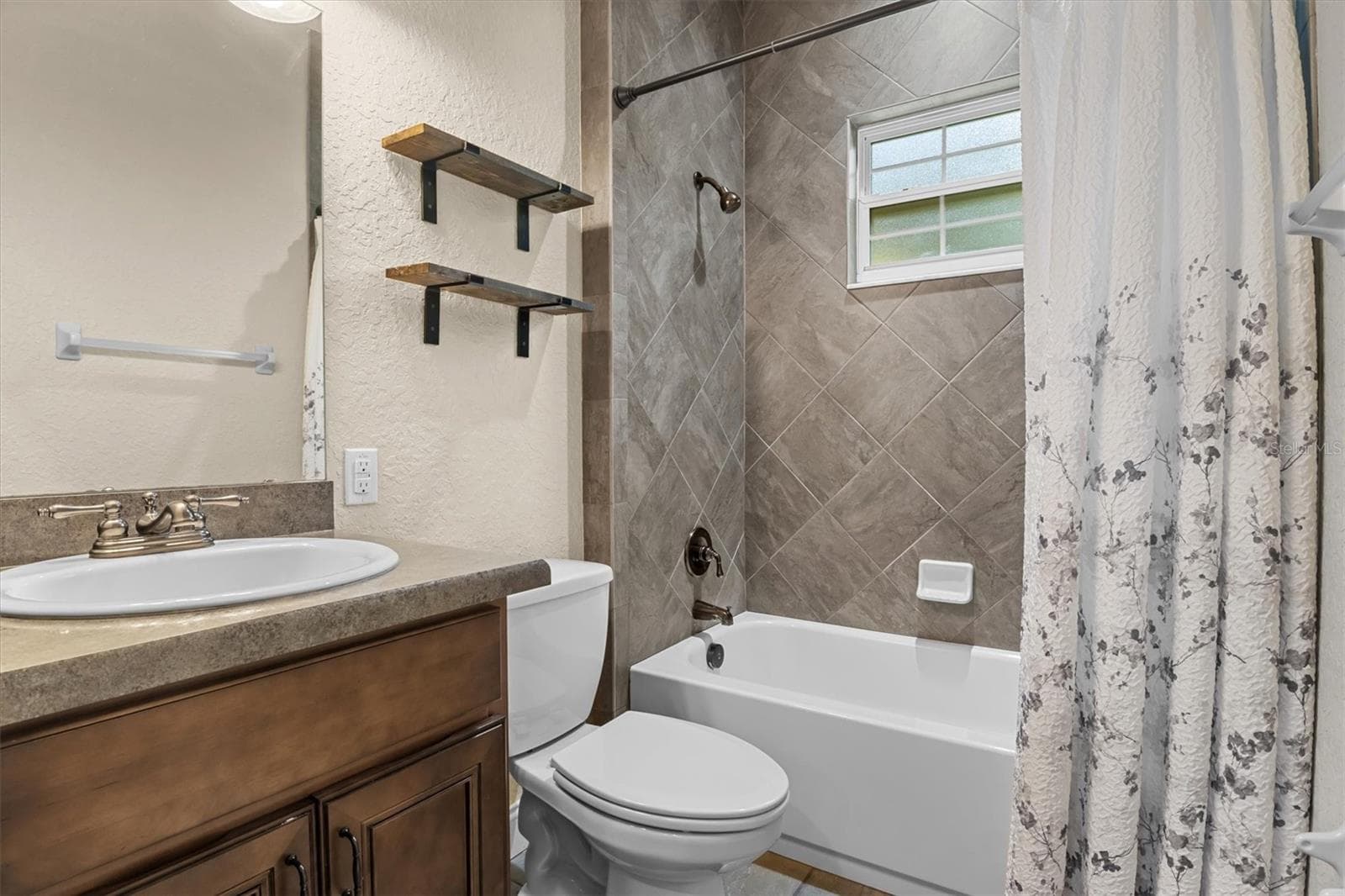 Guest Bath - 5210 SHADY OAK DR S, LAKELAND