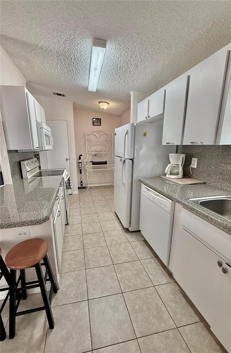 Kitchen - 615 S GREEN CIR, VENICE