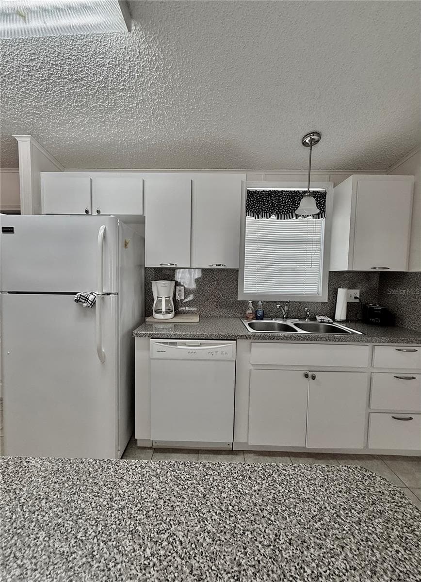 Kitchen - 615 S GREEN CIR, VENICE