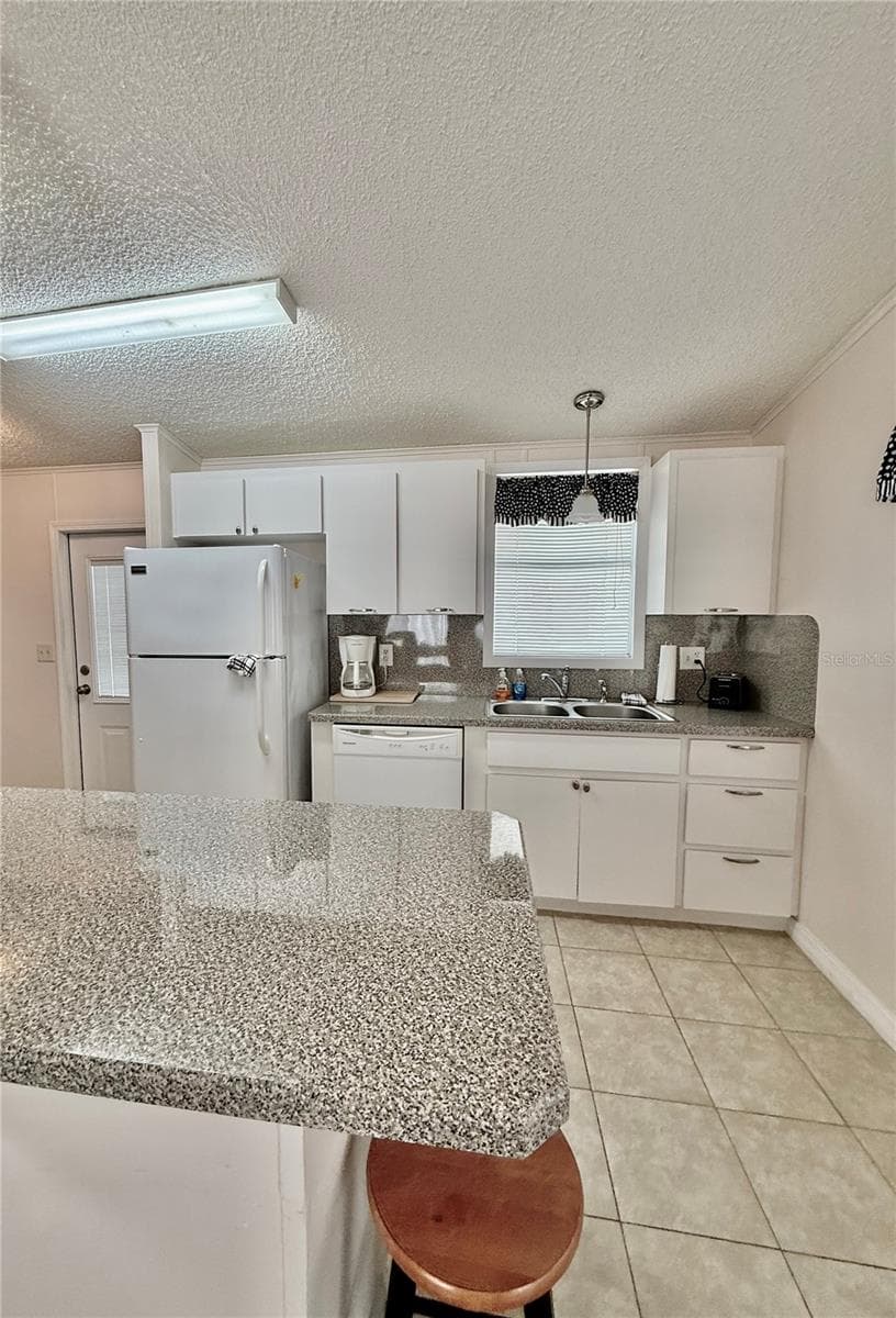 Kitchen - 615 S GREEN CIR, VENICE