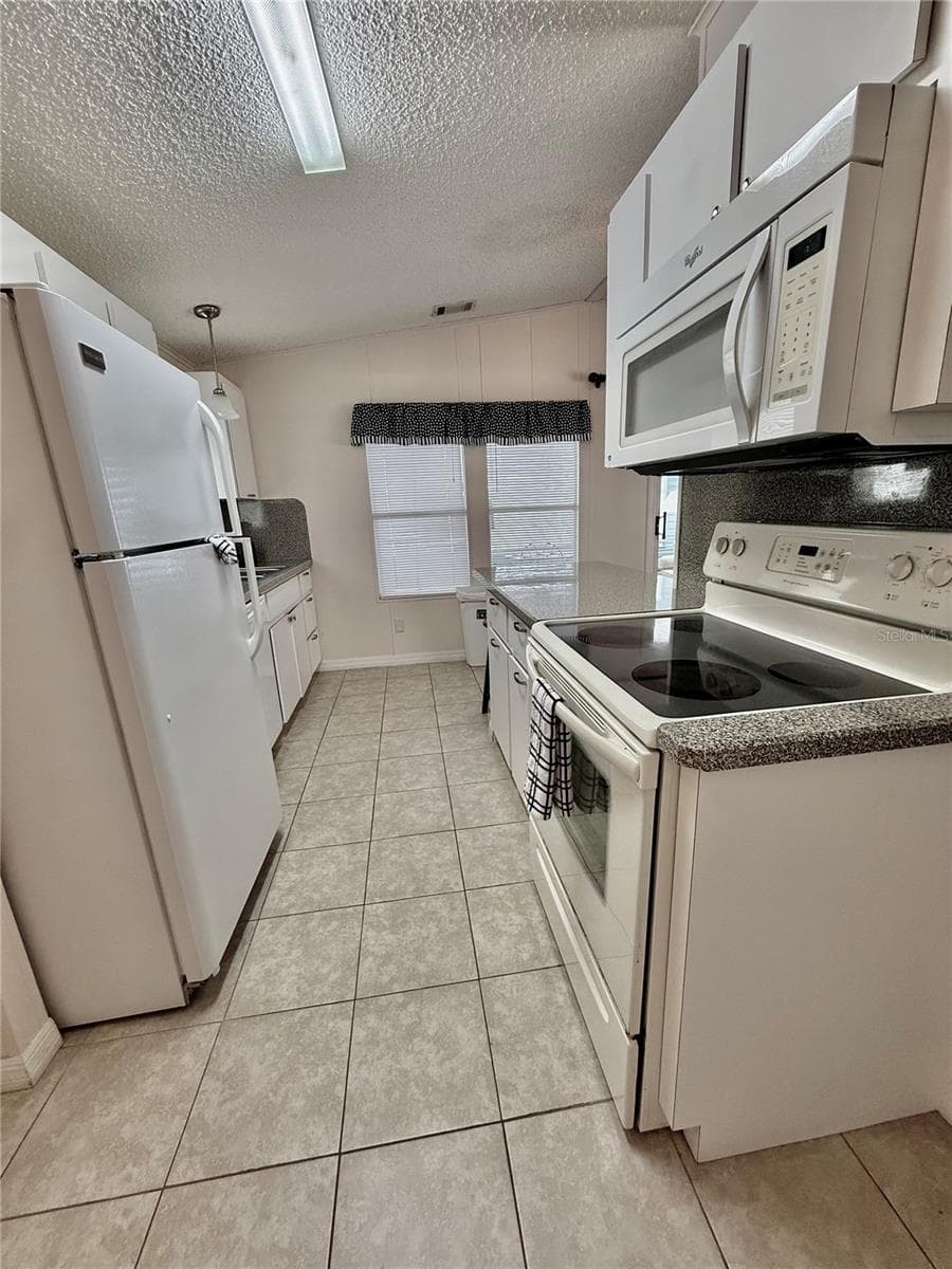 Kitchen - 615 S GREEN CIR, VENICE