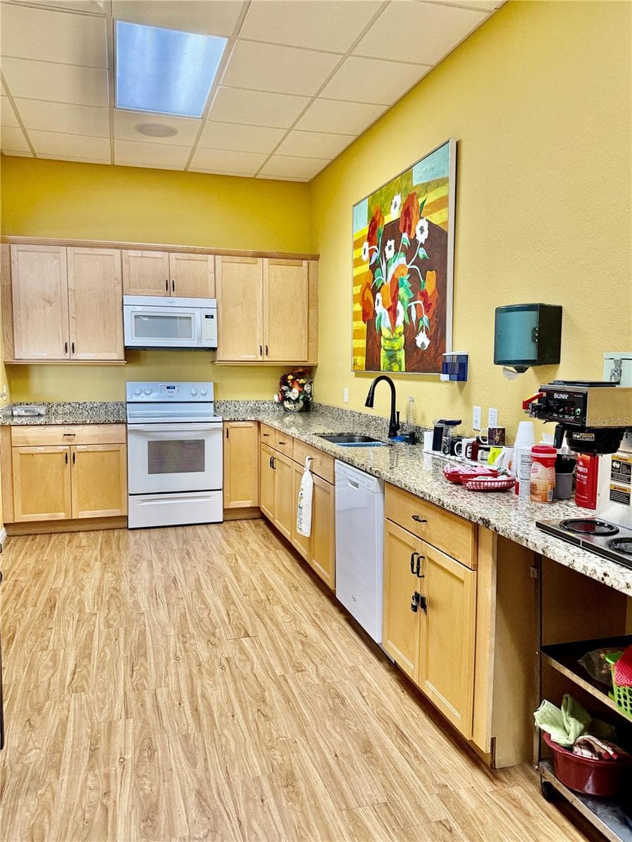 Community Kitchen - 615 S GREEN CIR, VENICE