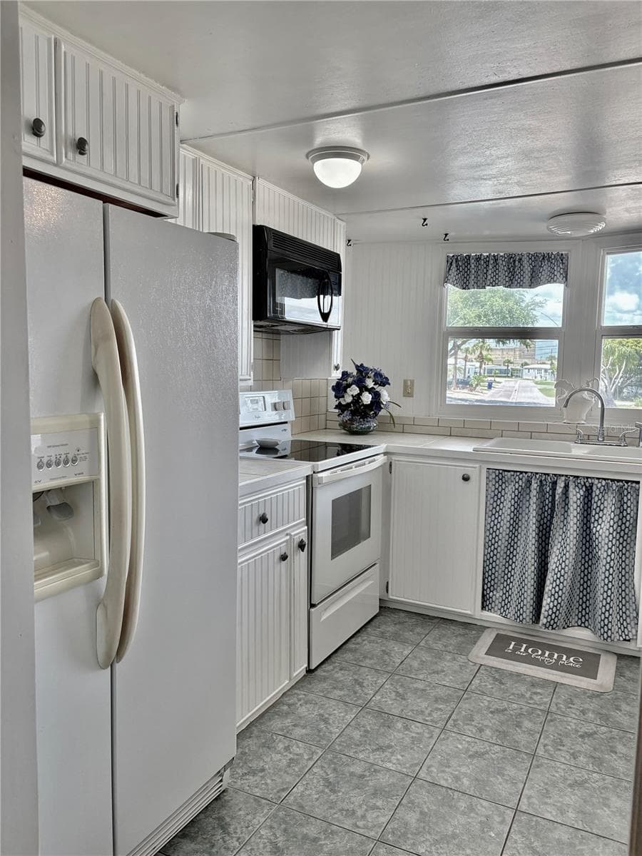 Kitchen - 603 S GREEN CIR, VENICE