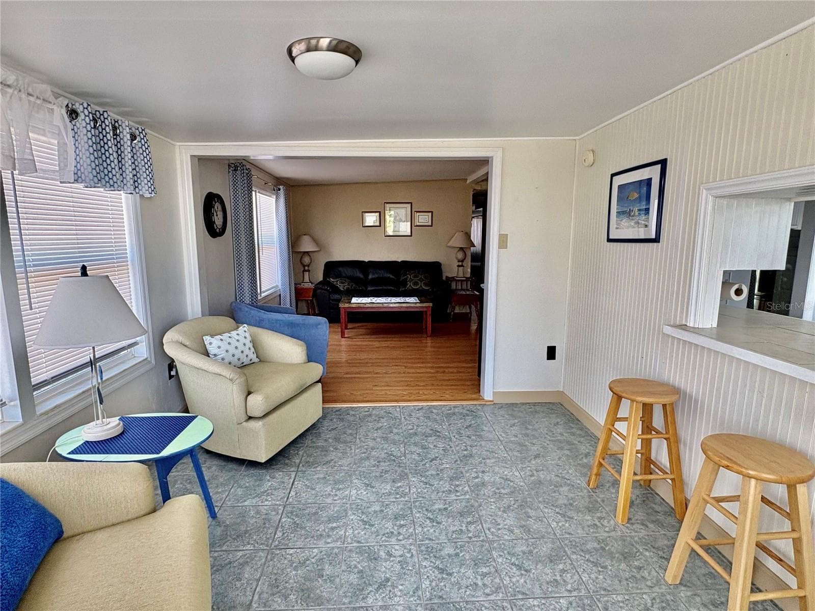 Extra eating and sitting area in AC - 603 S GREEN CIR, VENICE