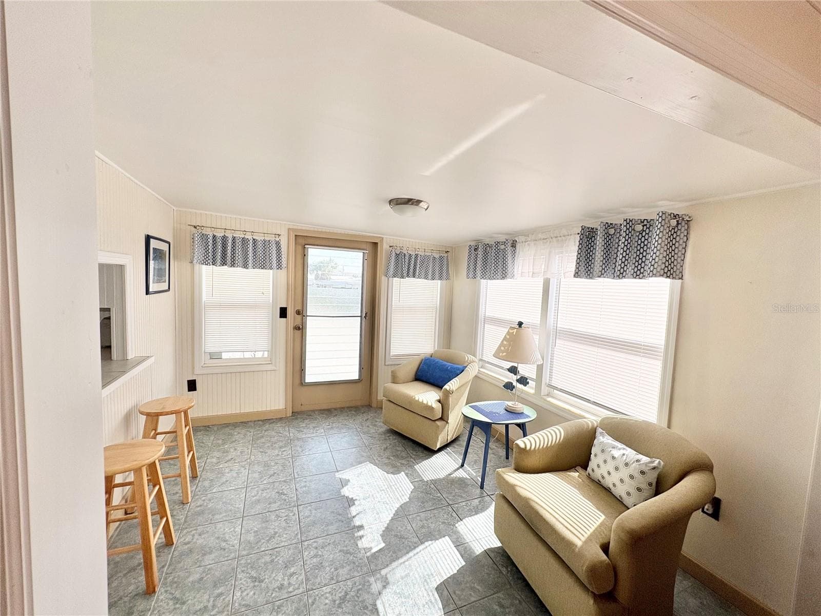 Extra sitting area - 603 S GREEN CIR, VENICE