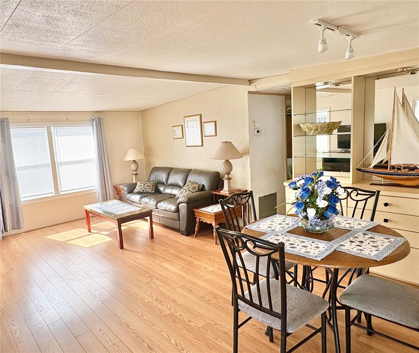 Dining area open to living room - 603 S GREEN CIR, VENICE