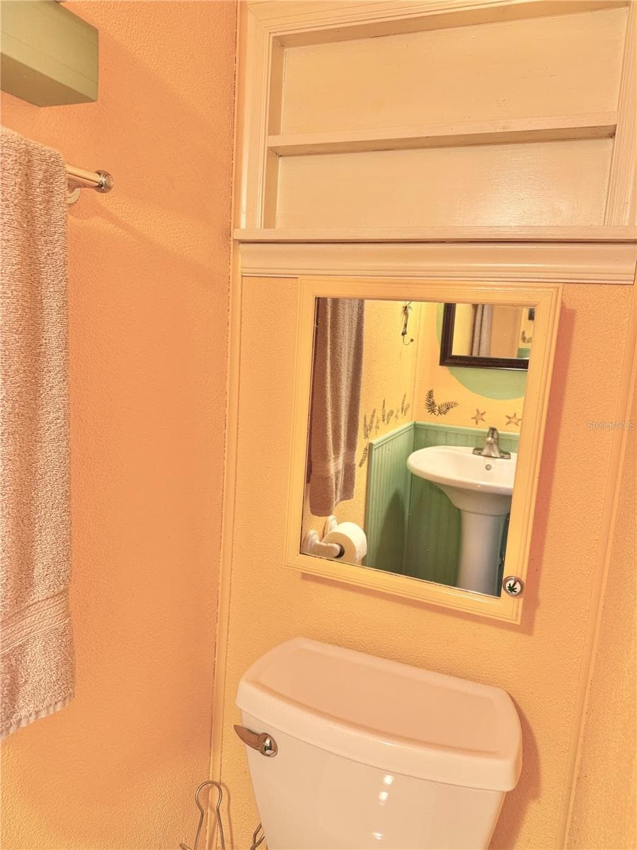 1/2 bathroom - 603 S GREEN CIR, VENICE