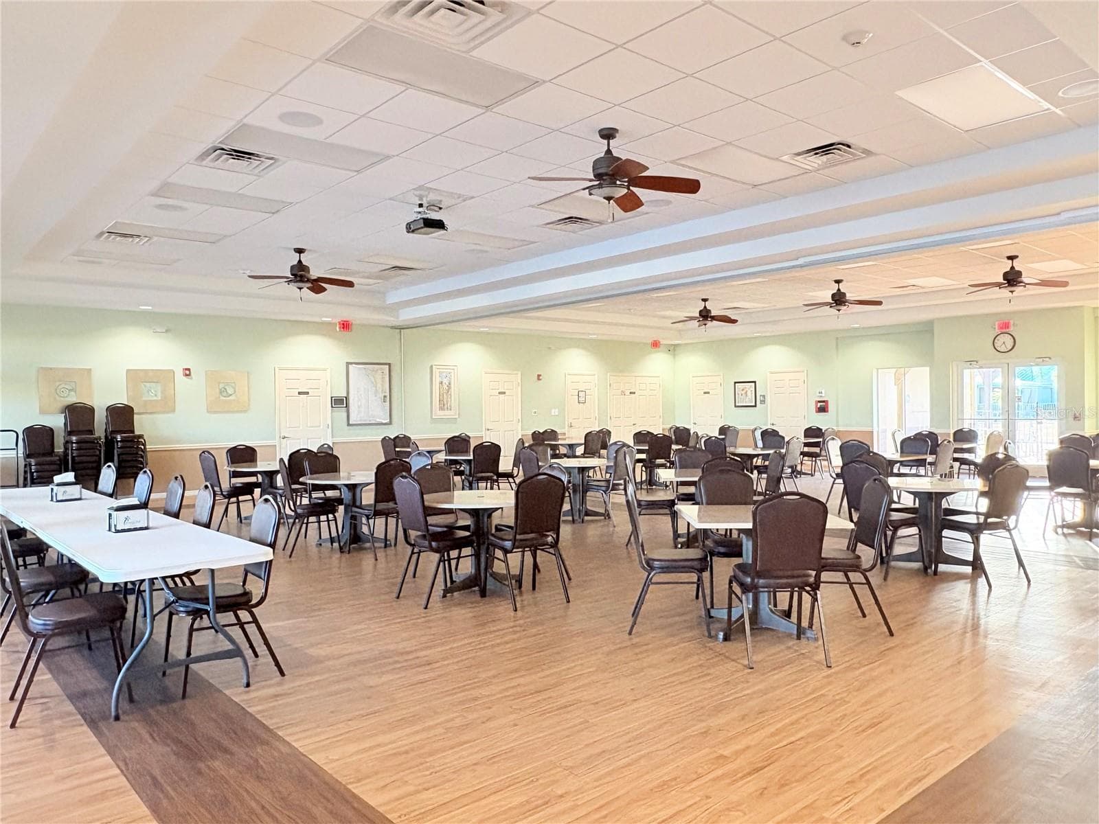 Gathering area - 603 S GREEN CIR, VENICE
