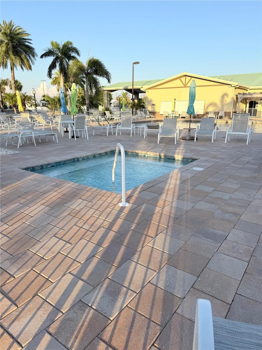 Hot tub - 603 S GREEN CIR, VENICE