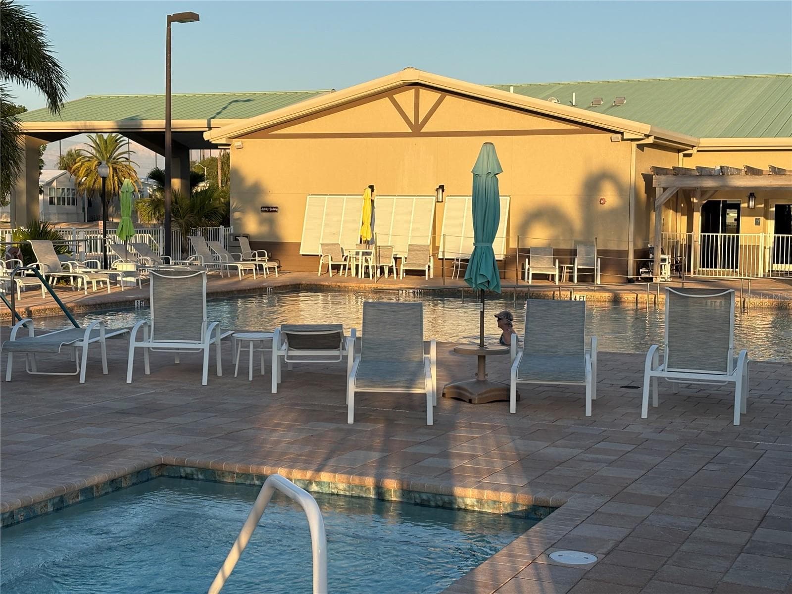 Hot tub - 603 S GREEN CIR, VENICE