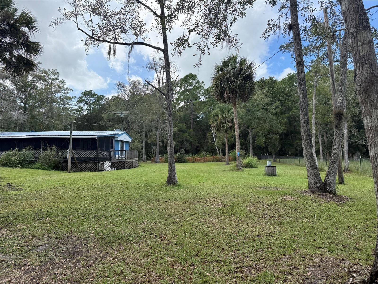 The side yard - 1844 PAPAYA ST, BUNNELL