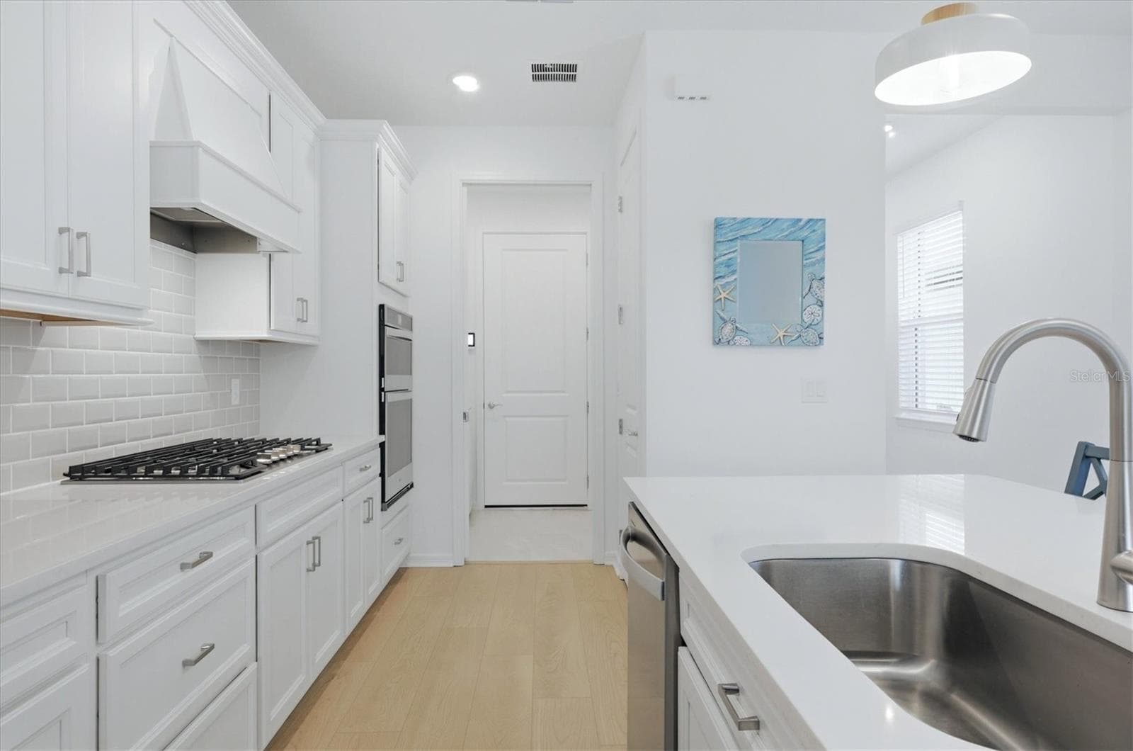 Drawers! Pullout shelves! Neutral chef kitchen awaiting your touches - 9457 SHOREBIRD CT, PARRISH