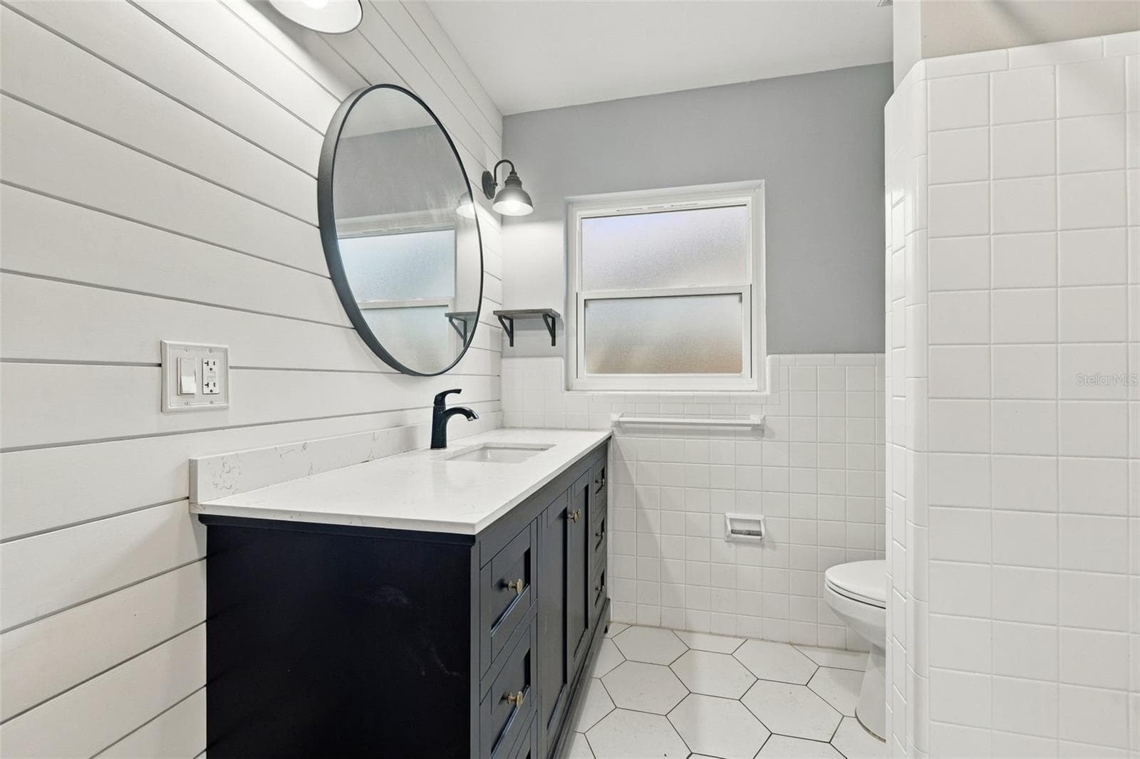 Bathroom 2 with tub/shower combination. - 2260 SAINT CHARLES DR, CLEARWATER