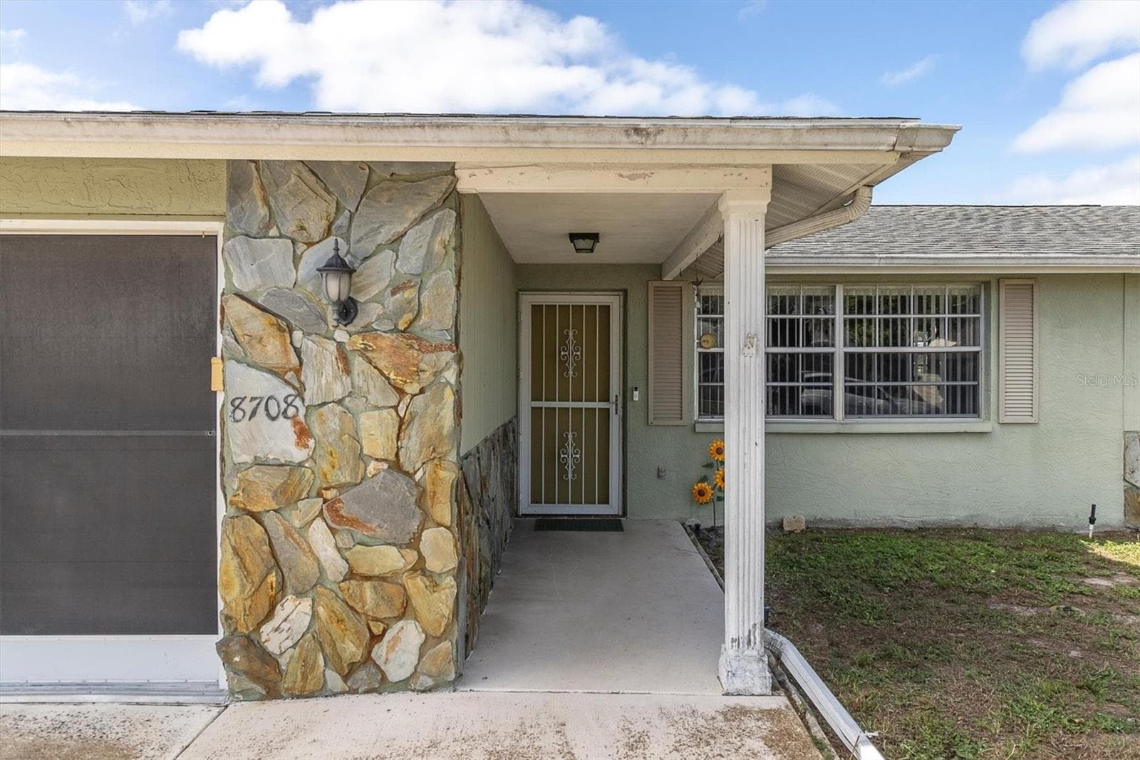 Single Family Residence at 8708 BRIAR PATCH DR, PORT RICHEY, photo 2 of 40