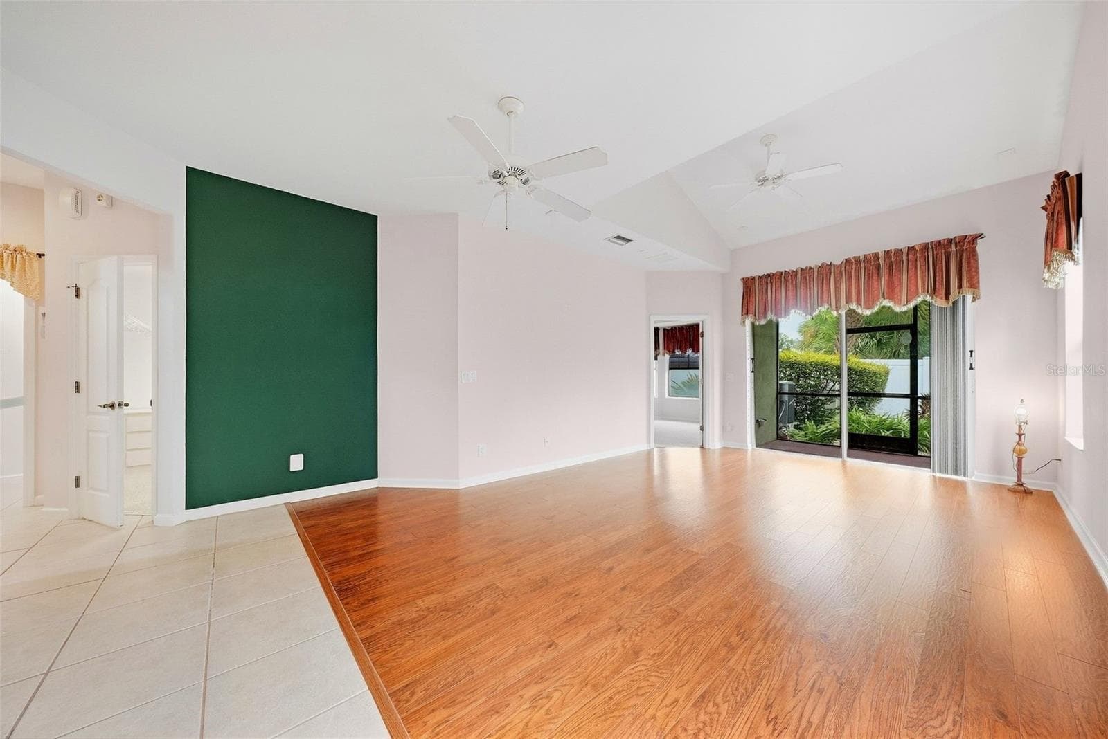 Livingroom - 10647 WHITTINGTON CT, LARGO