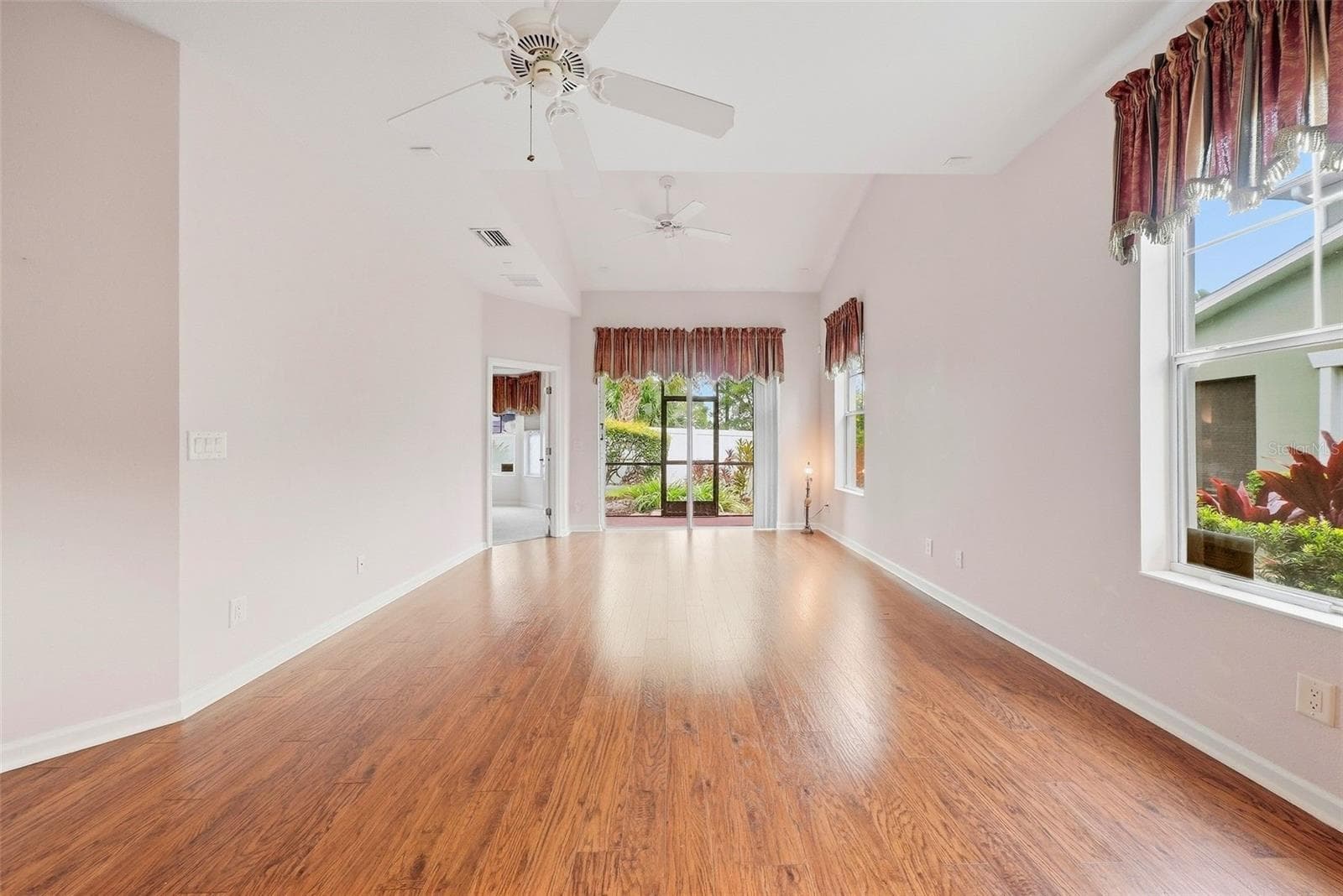 Livingroom - 10647 WHITTINGTON CT, LARGO