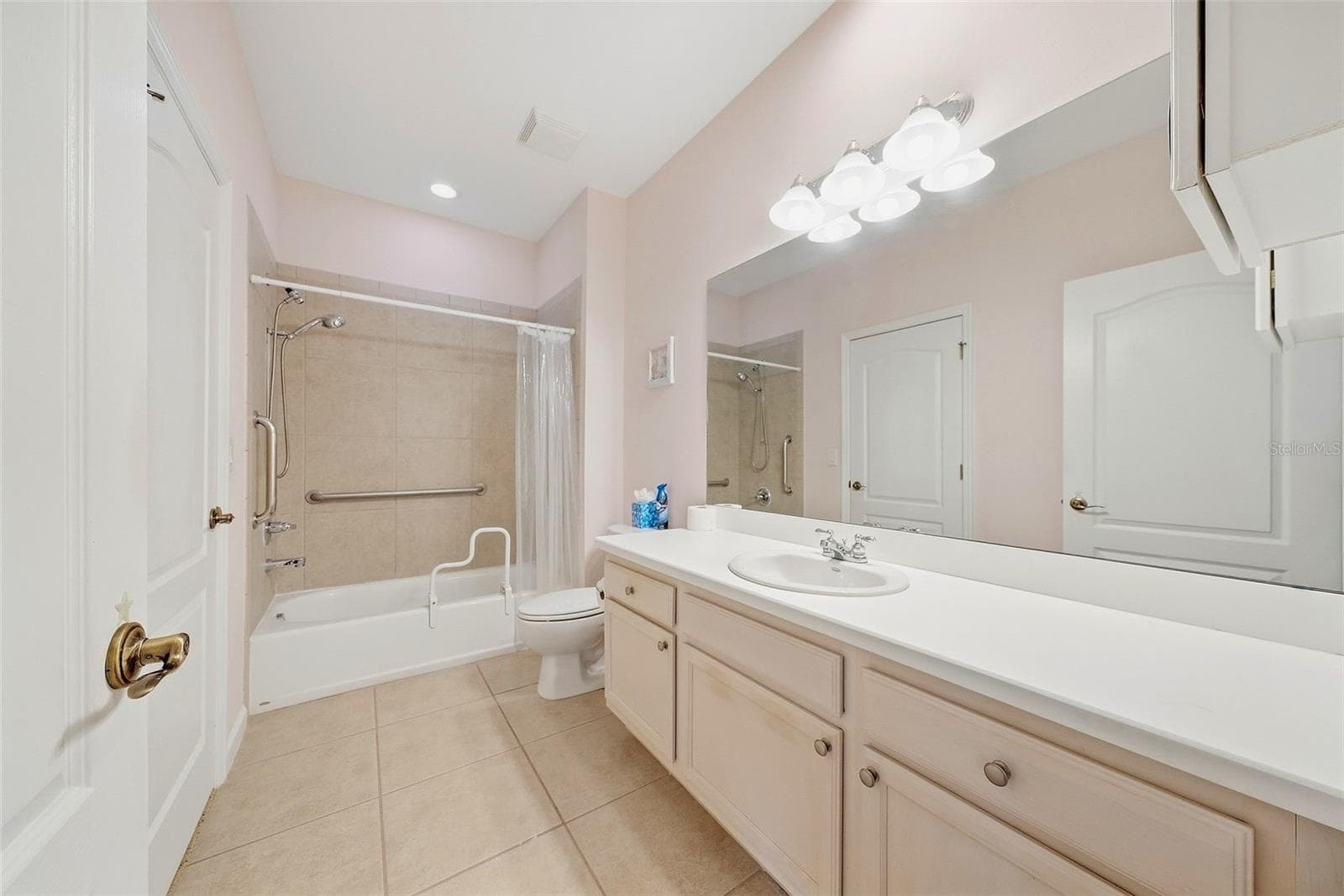 Upstairs Primary Ensuite Bedroom - 10647 WHITTINGTON CT, LARGO