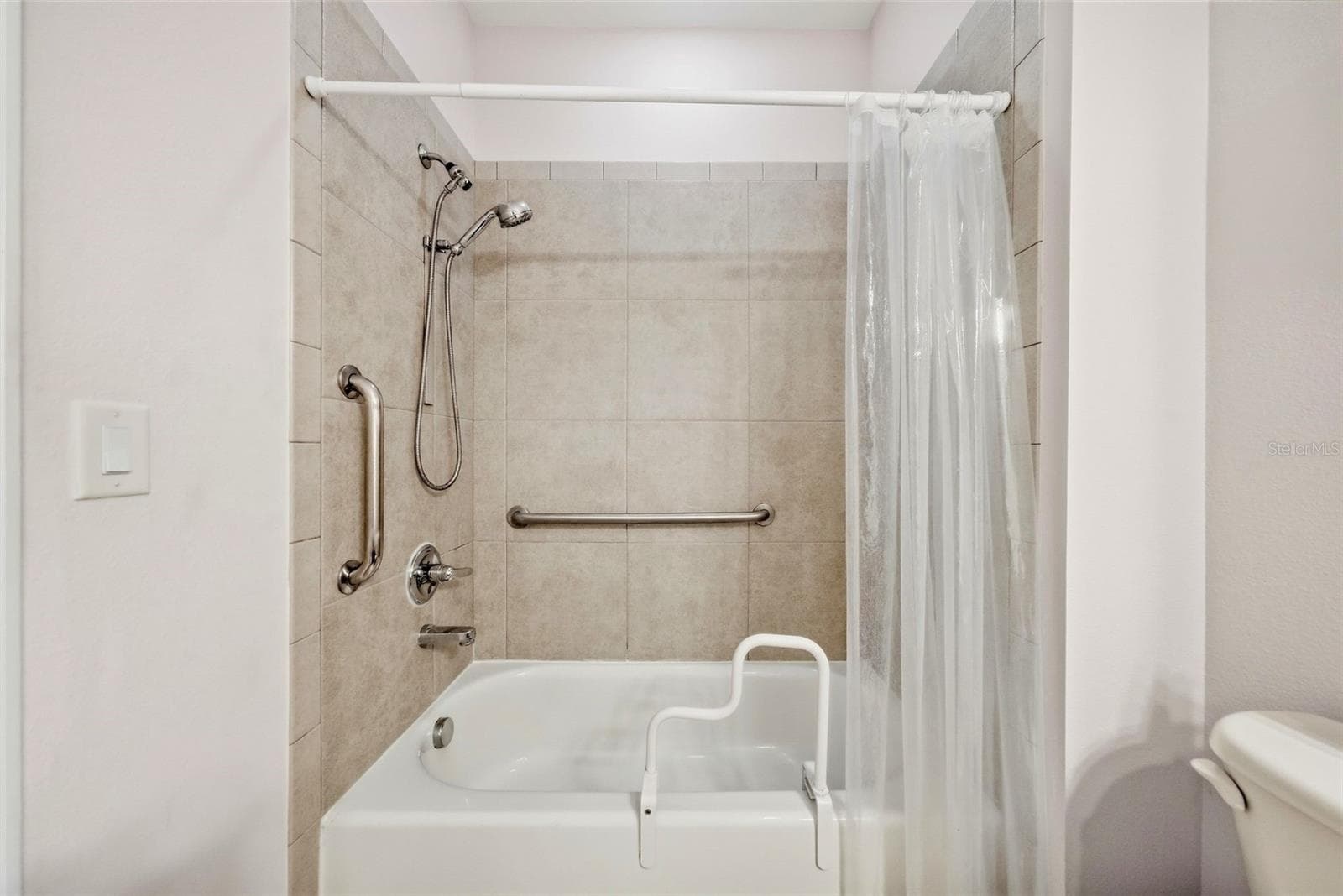 Upstairs Primary Ensuite Bath - 10647 WHITTINGTON CT, LARGO
