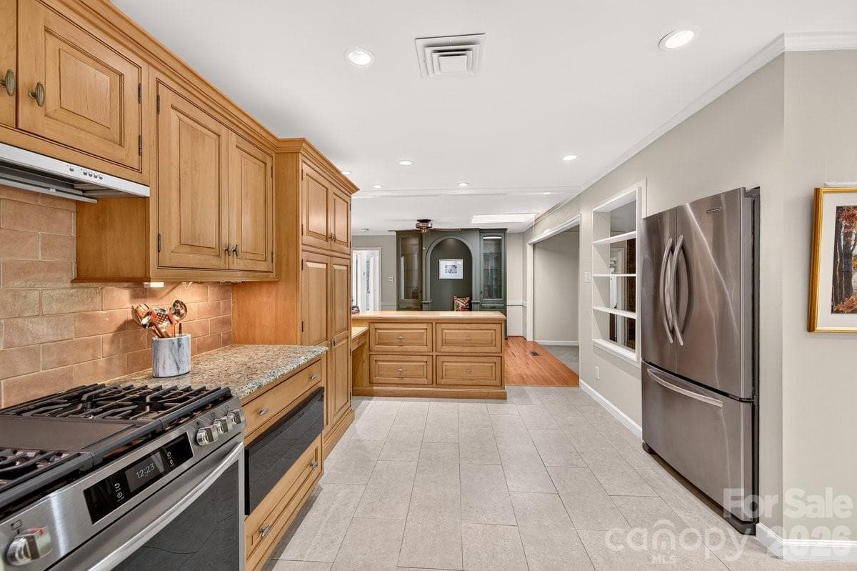 Single Family Residence at 6000 Colchester Place, Charlotte, photo 5 of 35