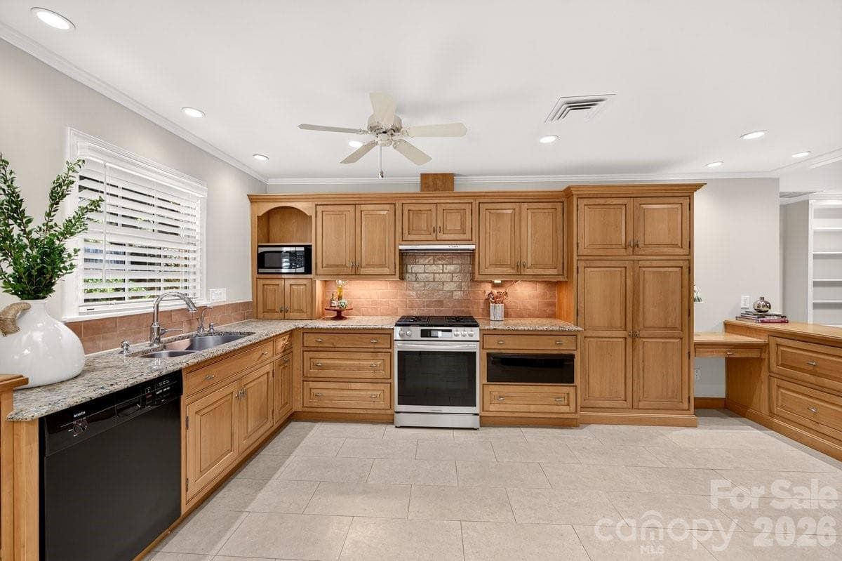 Single Family Residence at 6000 Colchester Place, Charlotte, photo 6 of 35