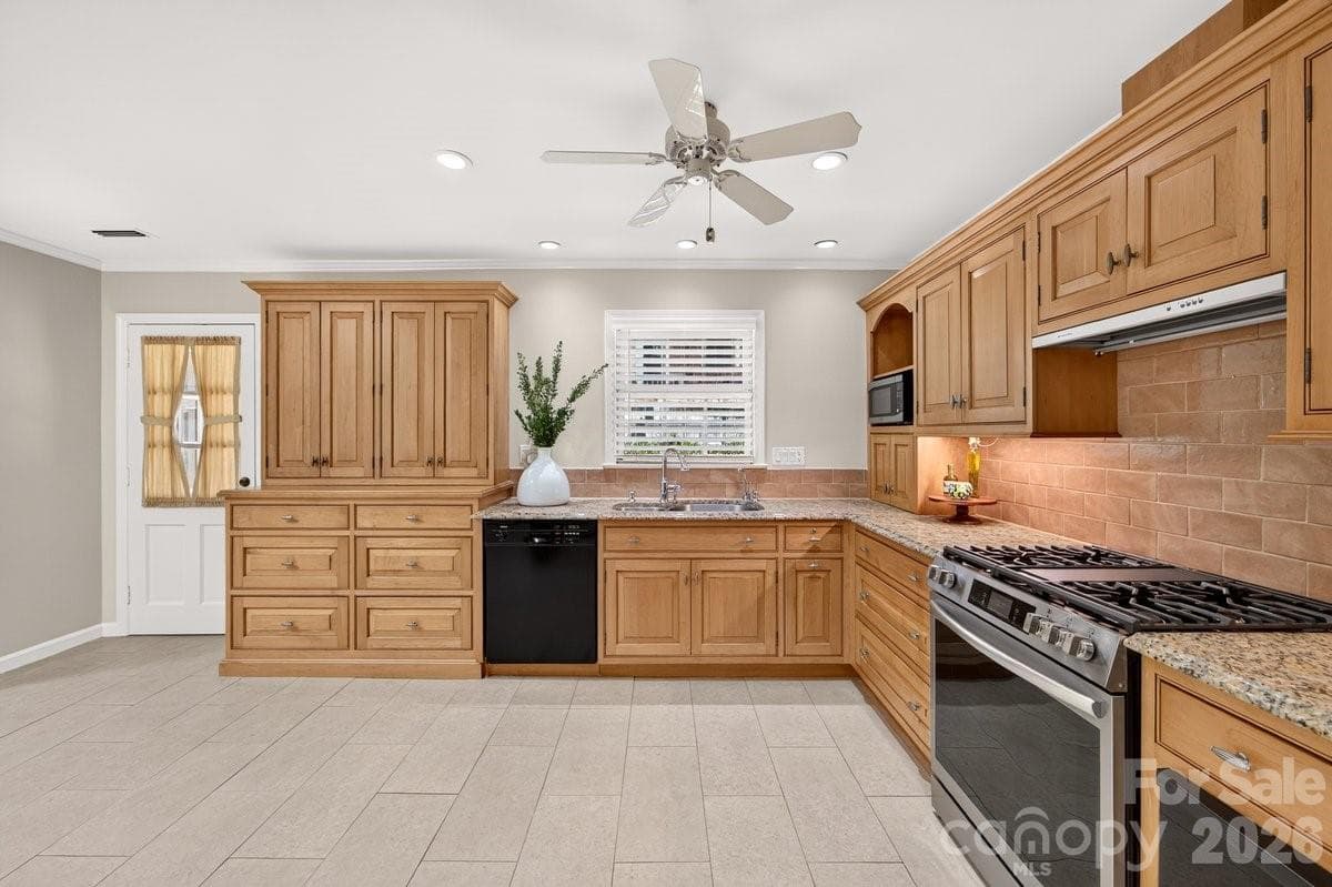 Single Family Residence at 6000 Colchester Place, Charlotte, photo 7 of 35