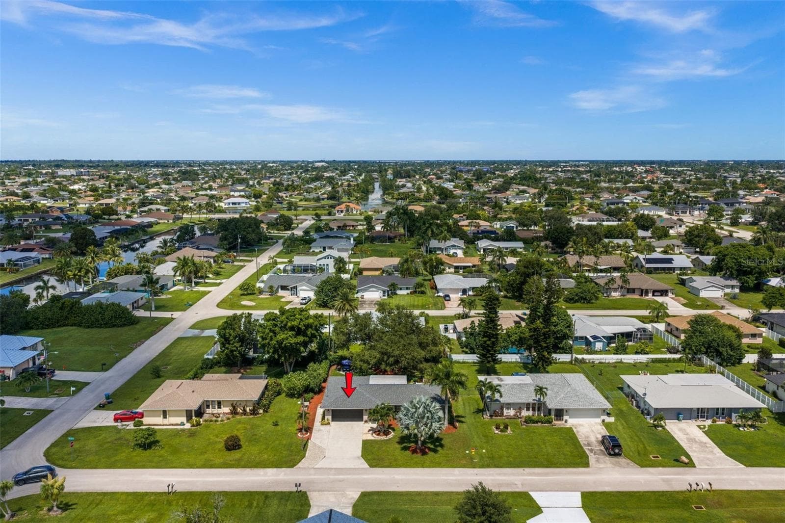 Tucked in a nicely kept, established neighborhood - 427 SW 34TH ST, CAPE CORAL