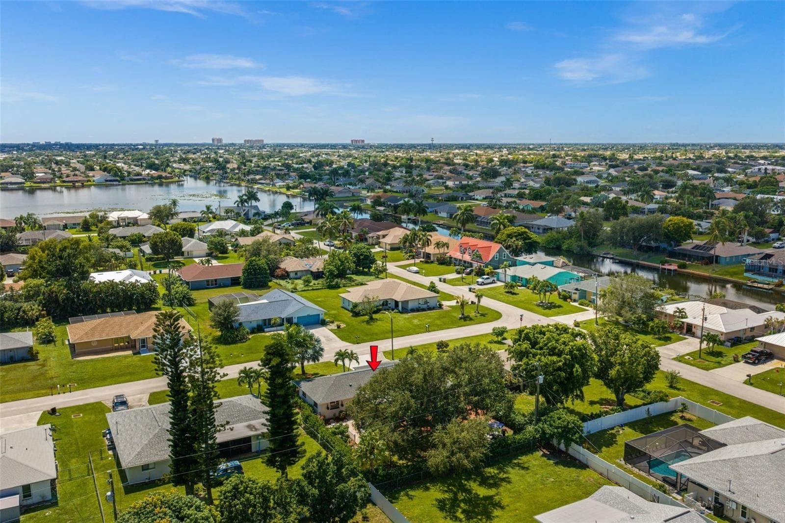 Centrally located and close to restaurants, schools and shopping - 427 SW 34TH ST, CAPE CORAL