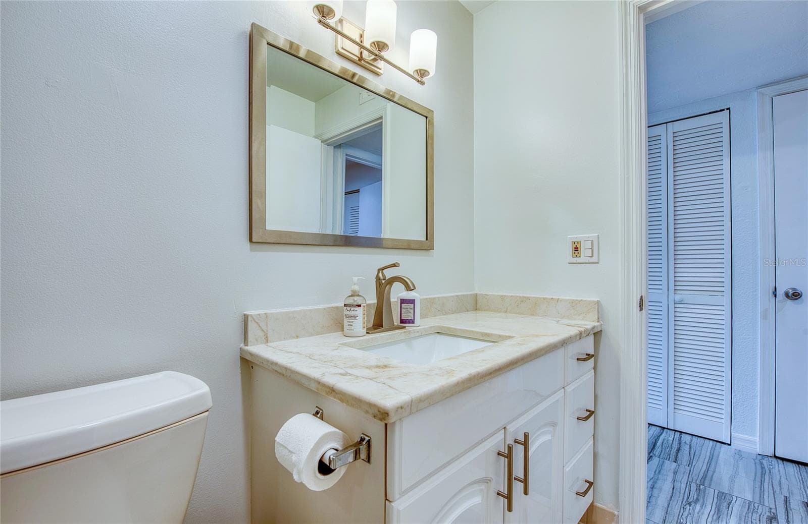 en-suite bath - 4681 1ST ST NE #301, ST PETERSBURG