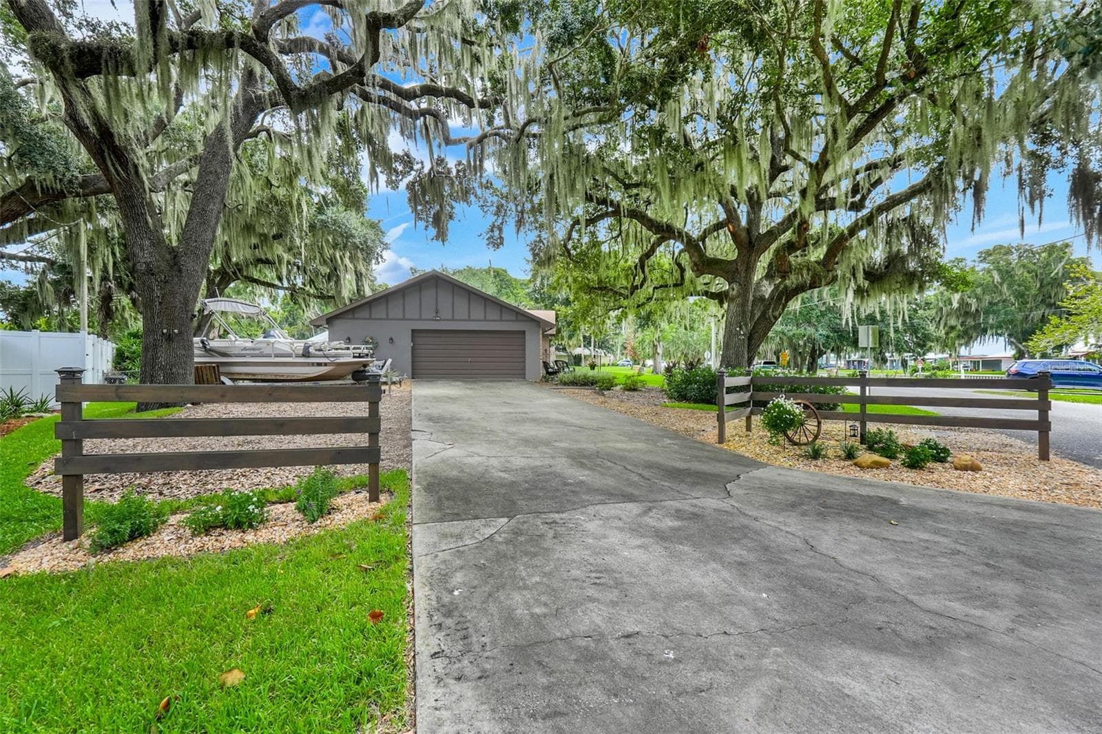 Single Family Residence at 31946 HARRIS RD, TAVARES, photo 3 of 46