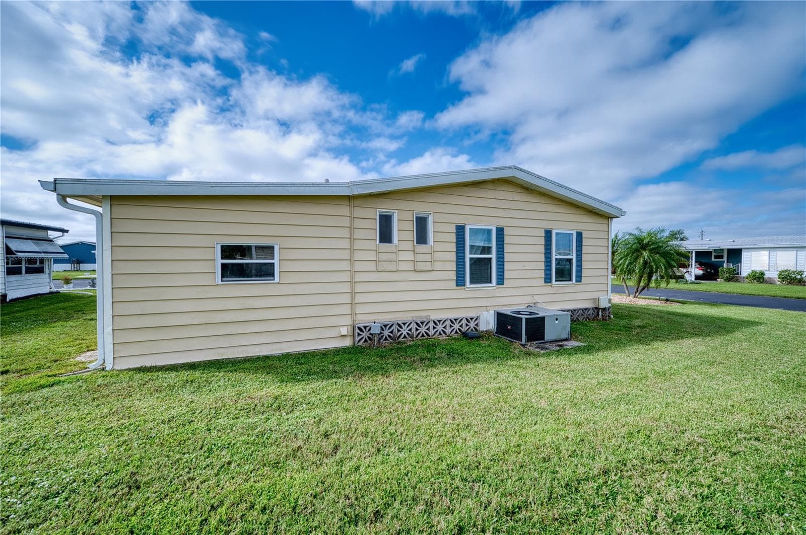 Manufactured Home at 273 CAPTAINS CT, NORTH PORT, photo 5 of 42