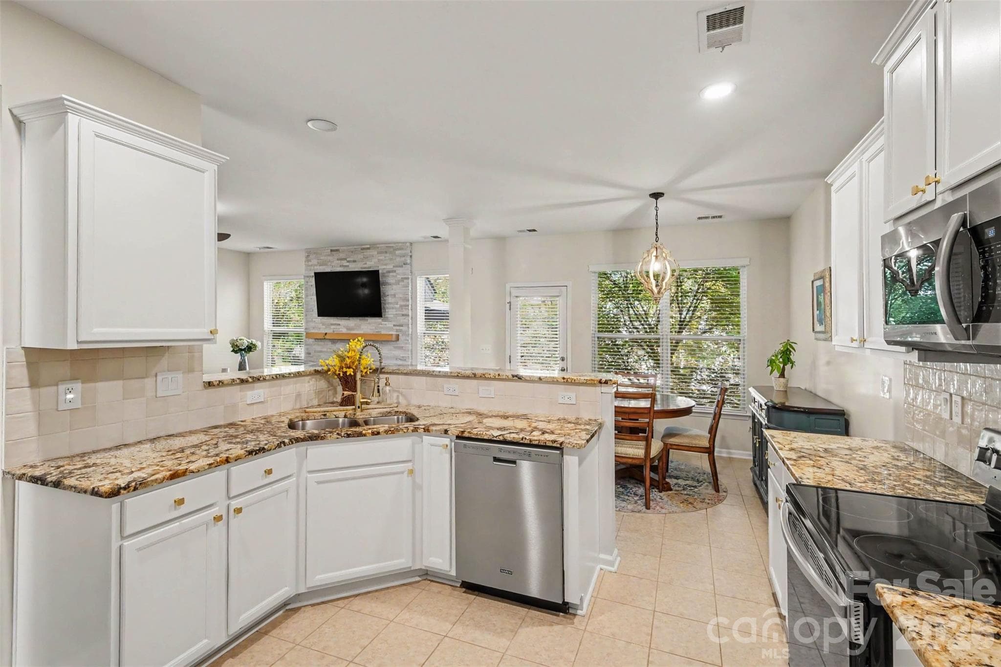 Spacious kitchen with granite counters! - 3324 Brackhill Street, Davidson