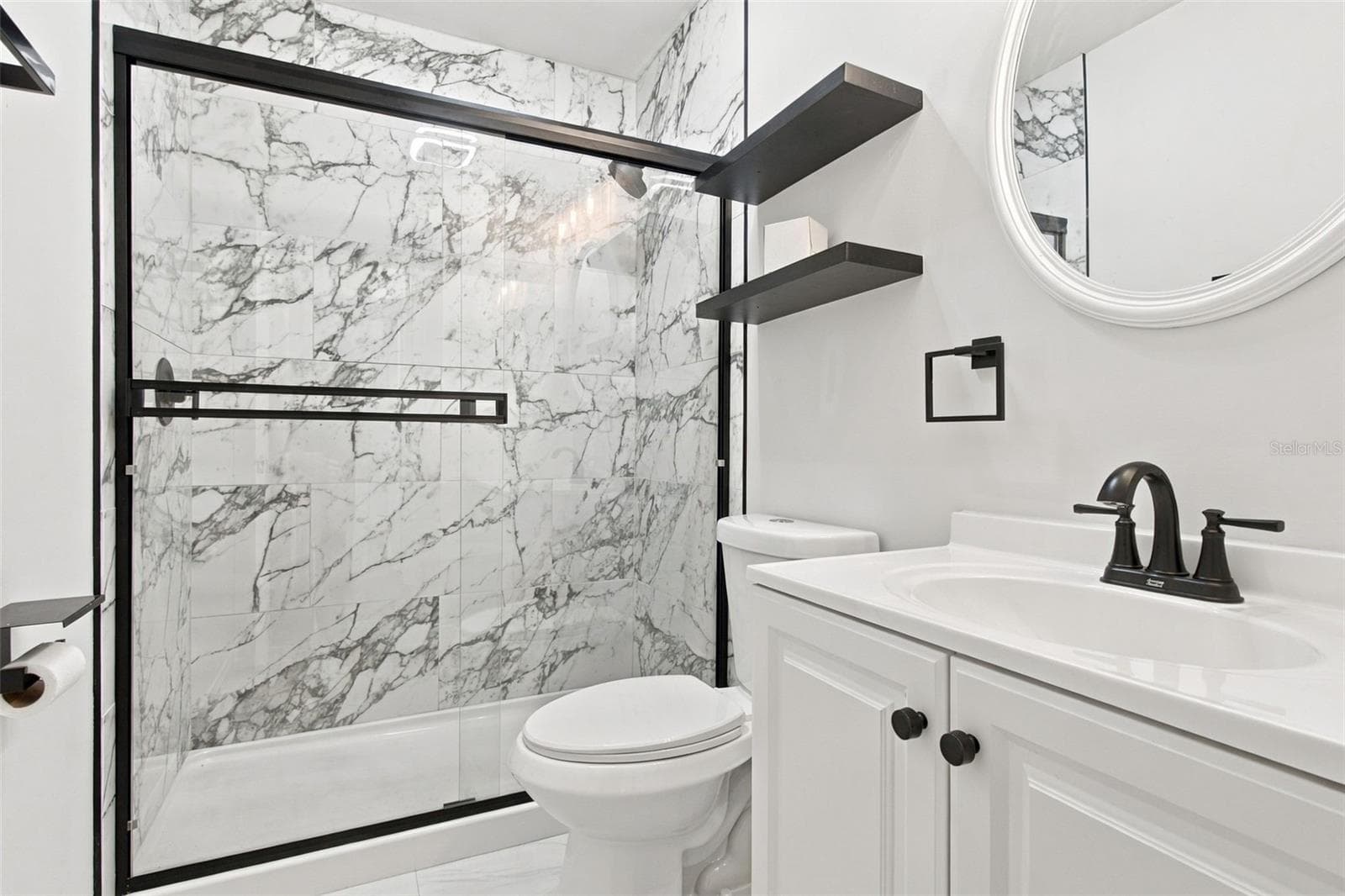 Hallway Bath - 930 DORA AVE, TAVARES