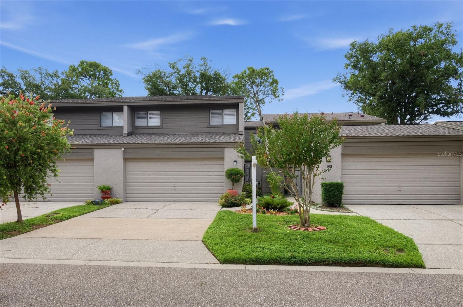 160 CAROLWOOD BLVD