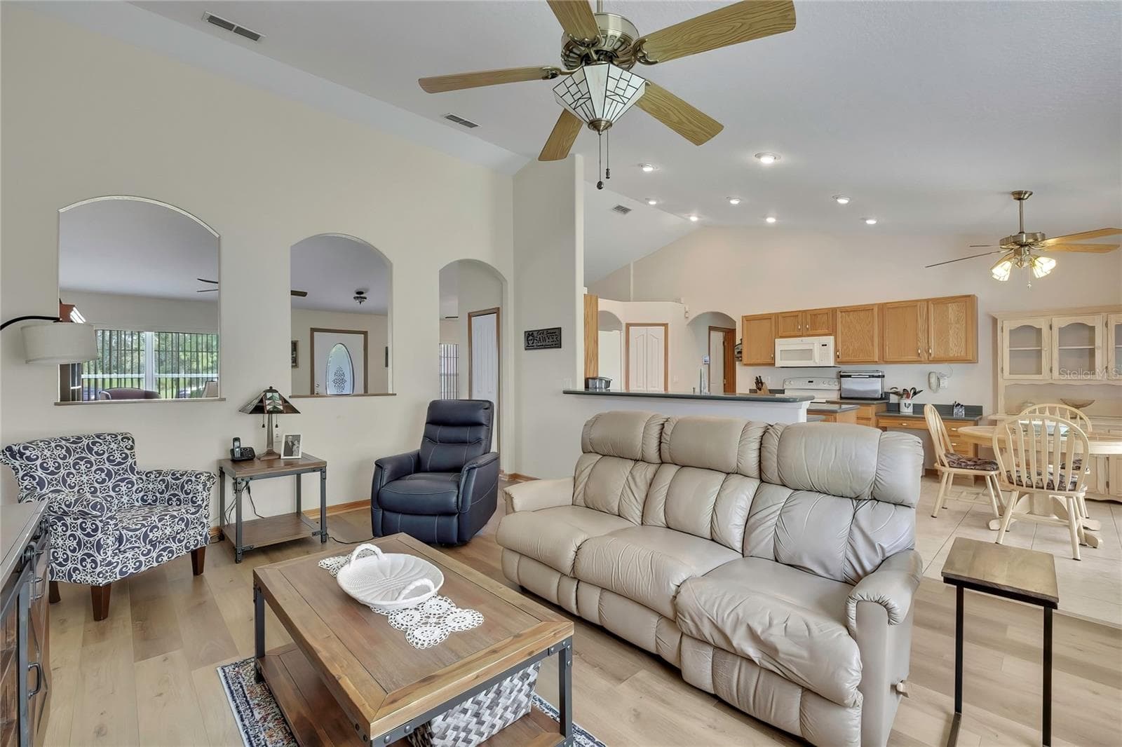 Great Room and open concept kitchen - 4583 GONDOLIER RD, SPRING HILL
