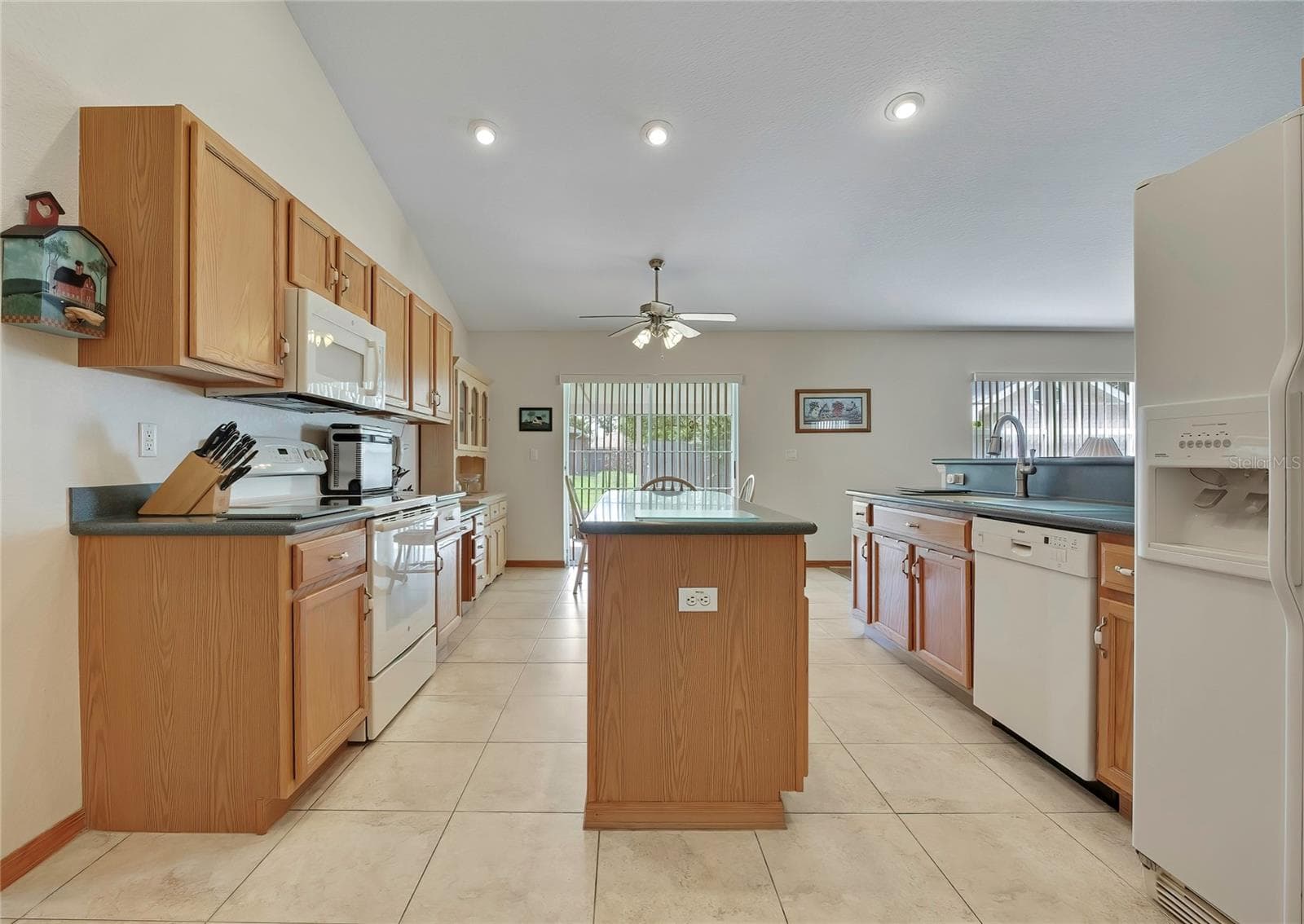 Open concept kitchen with center island - 4583 GONDOLIER RD, SPRING HILL