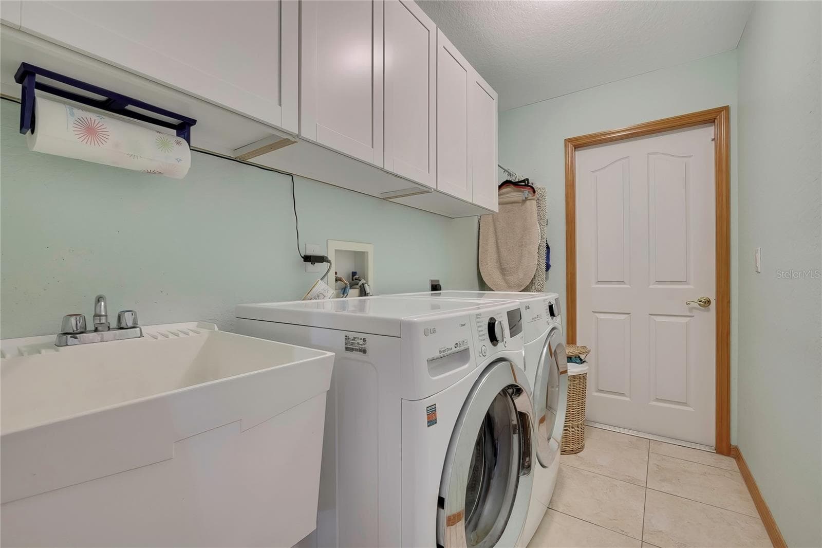 Laundry Room with large sink. Washer and Dryer included - 4583 GONDOLIER RD, SPRING HILL