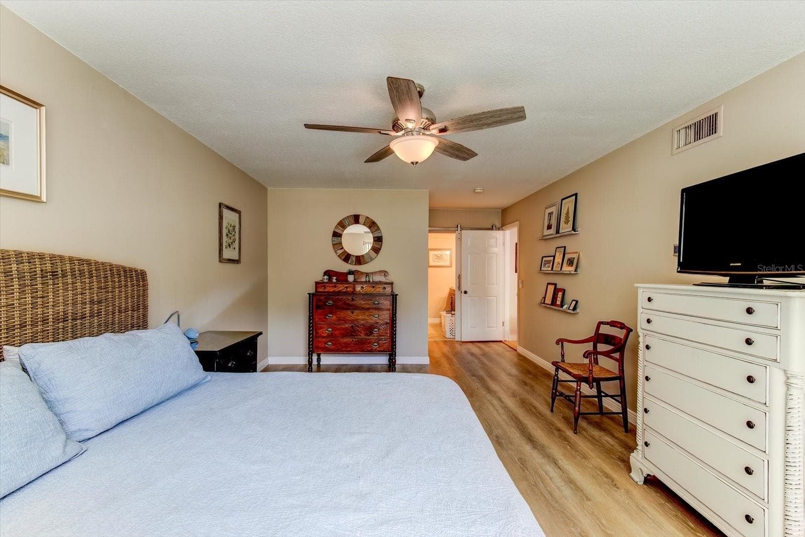 Generously sized Primary bedroom with walk-in closet and en-suite bath - 116 PARTRIDGE CIR, WINTER SPRINGS